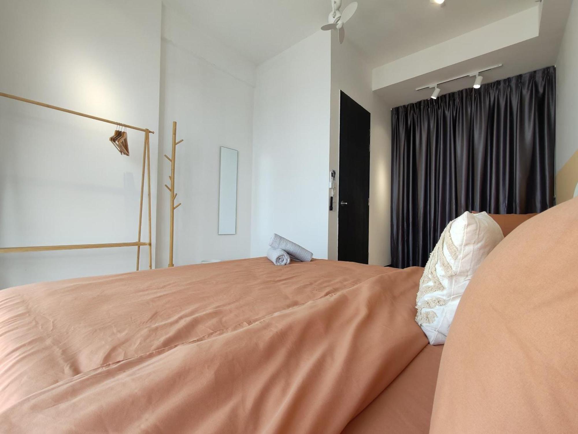 Urban Simplicity Suite, 5 Pax, 2 Car Parks At Urban Georgetown By Superstay *
